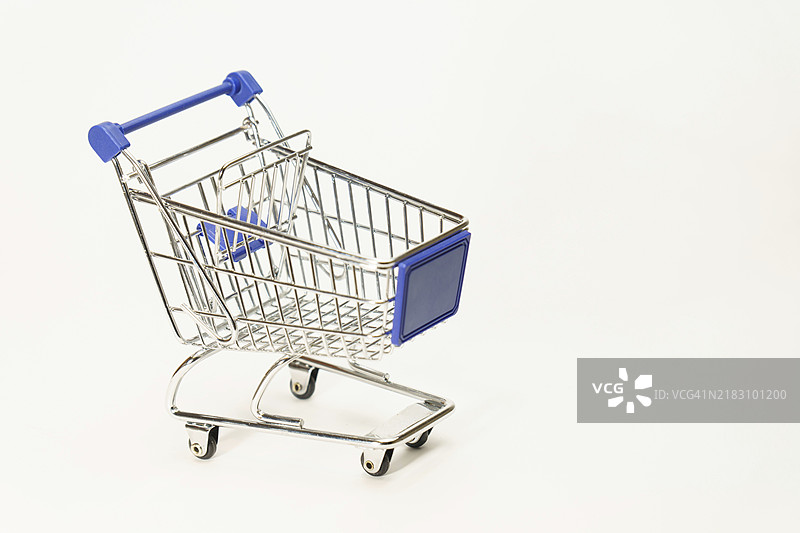 金属购物车，带轮子，空的，孤立在白色背景上图片素材