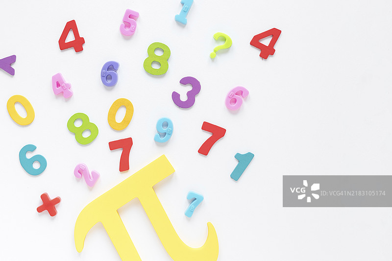 五彩斑斓的数学数字和圆周率符号图片素材