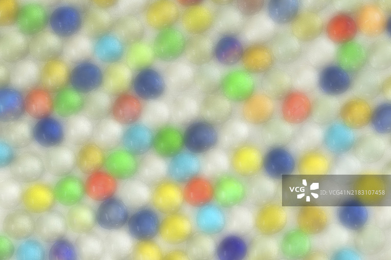 抽象的五彩模糊背景。由许多小人造圆形水晶组成的明亮多彩闪亮背景。丰富多彩的纹理。图片素材