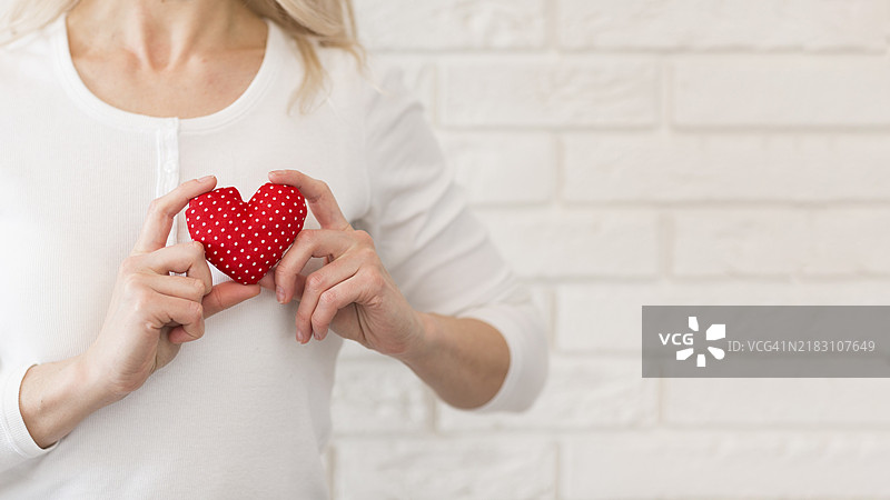 特写镜头下的女人与小心形图案图片素材