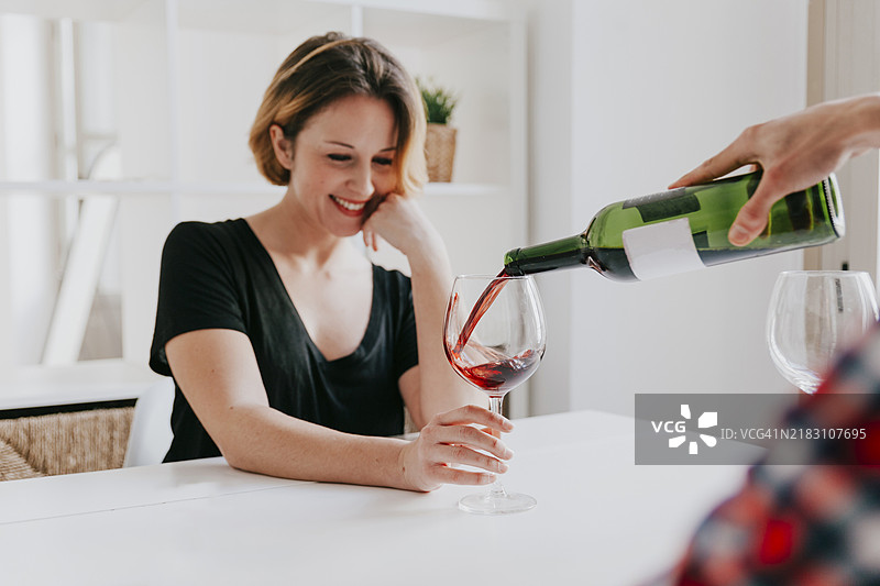 女友手中倒酒图片素材