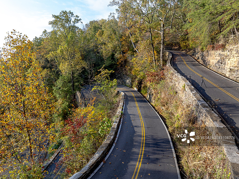 山中秋色的W路鸟瞰图图片素材