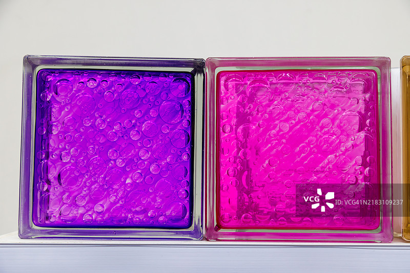 桌子上的紫色瓶子特写图片素材