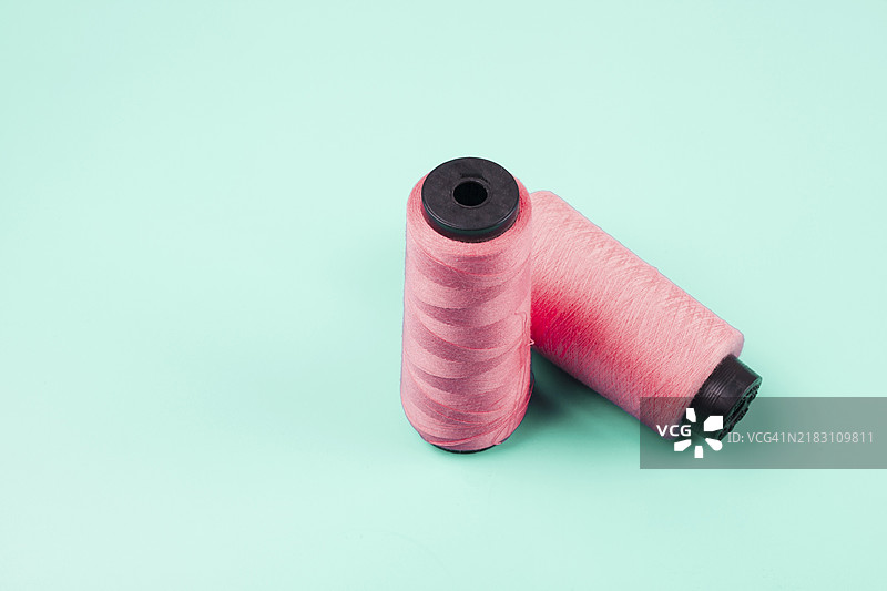 粉色线轴与薄荷色背景图片素材