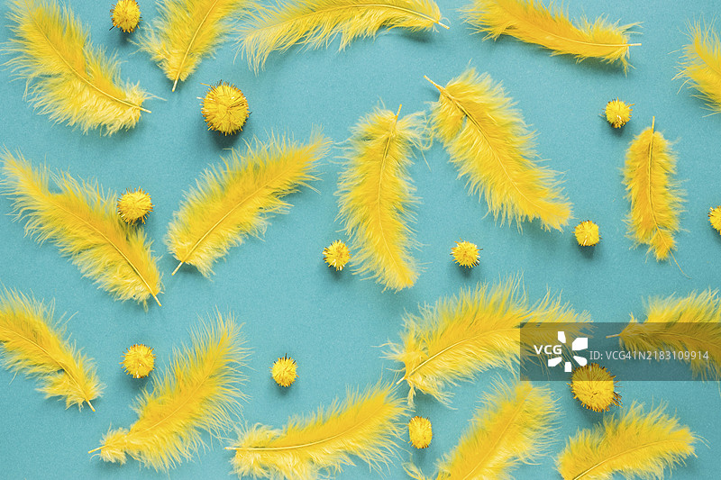 从上方看黄色羽毛球，嘉年华图片素材