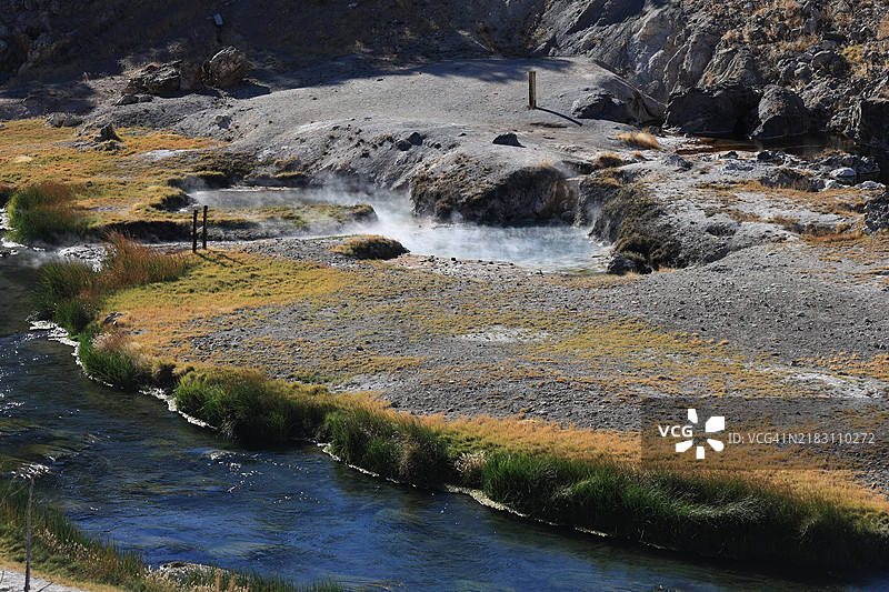 从高处俯瞰加利福尼亚州美国河流穿过岩石的景象图片素材