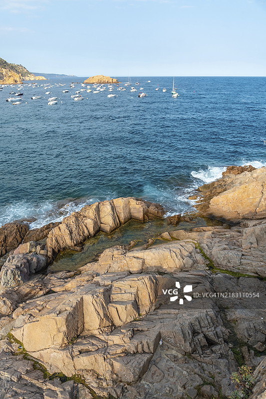 加泰罗尼亚地中海沿岸的赫罗纳，托萨德马尔的夏季海岸图片素材