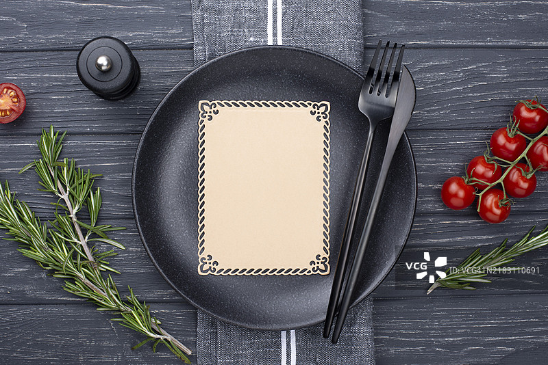 平铺的盘子与餐具和番茄图片素材