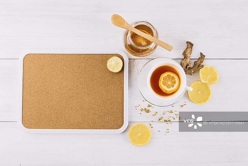 姜味木质背景下的蜂蜜柠檬茶罐图片素材