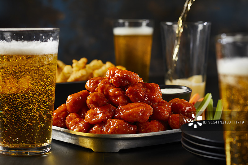 无骨水牛翅与倒酒的场景图片素材