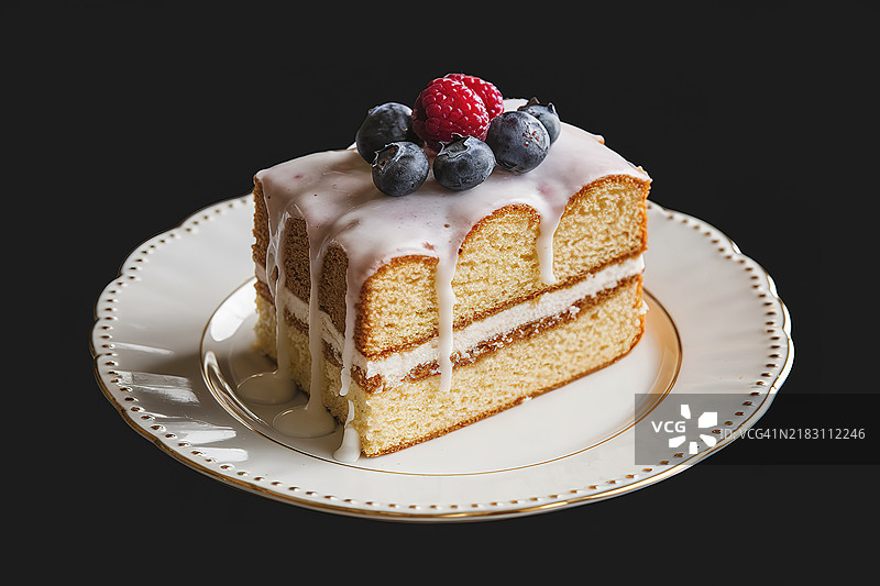 一只白色盘子上放着一块海绵蛋糕图片素材