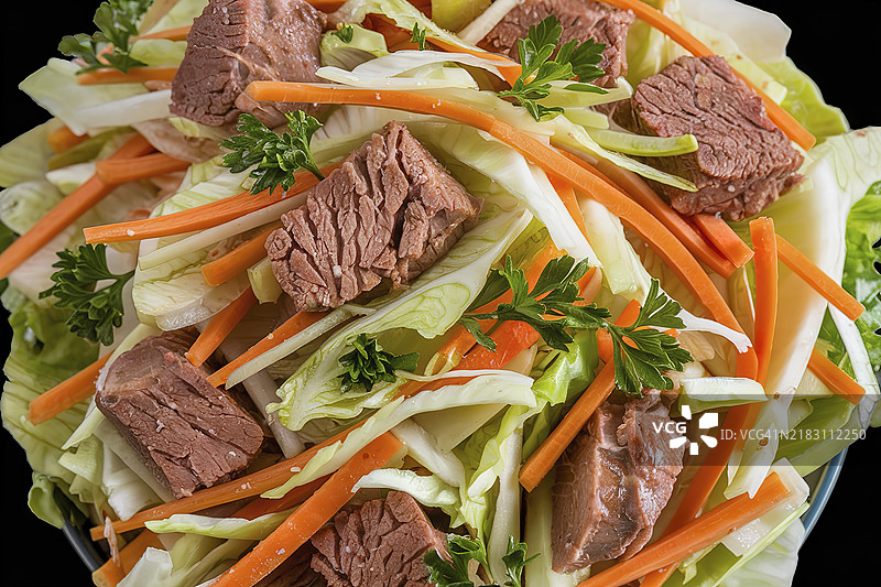 一张特写照片，展示了由切丝胡萝卜和卷心菜组成的沙拉，旁边有温热的肉块。图片素材