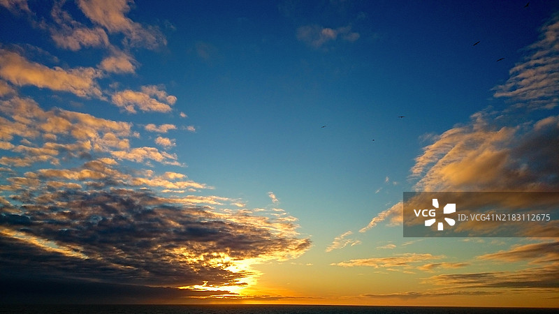 日落时分海面与天空的美丽景色图片素材