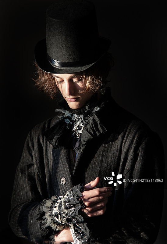 年轻男子戴着高顶帽，穿着尾款礼服，配有蕾丝肖像图片素材