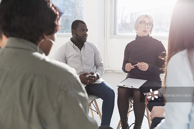 一群成年人在交谈图片素材