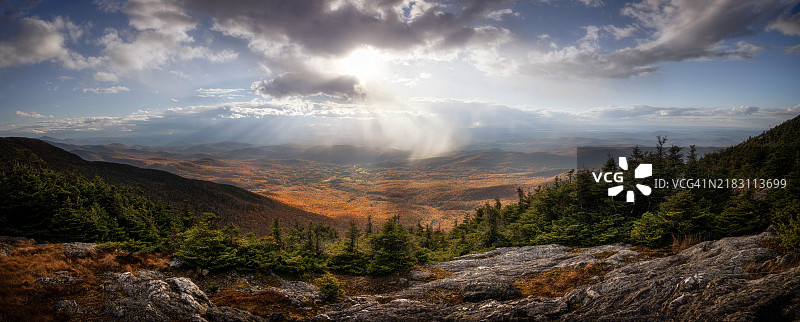 佛蒙特州斯托的山脉与天空的美丽景色图片素材