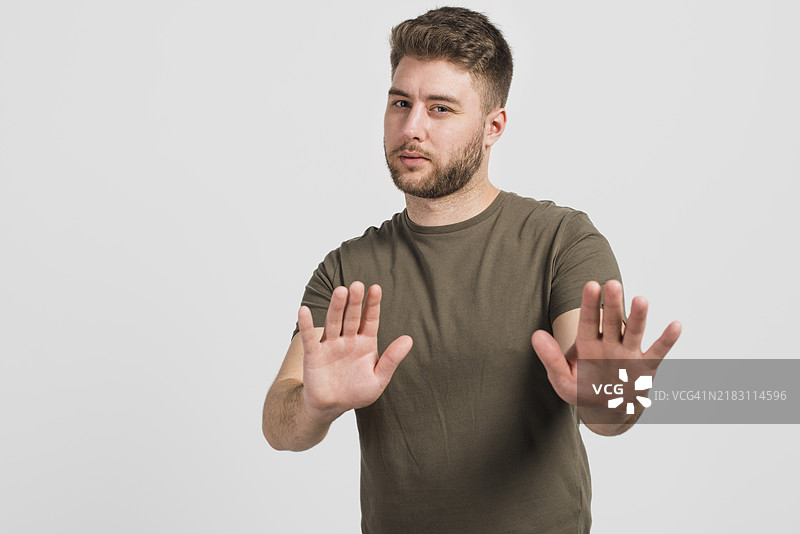 男孩在说“停”图片素材