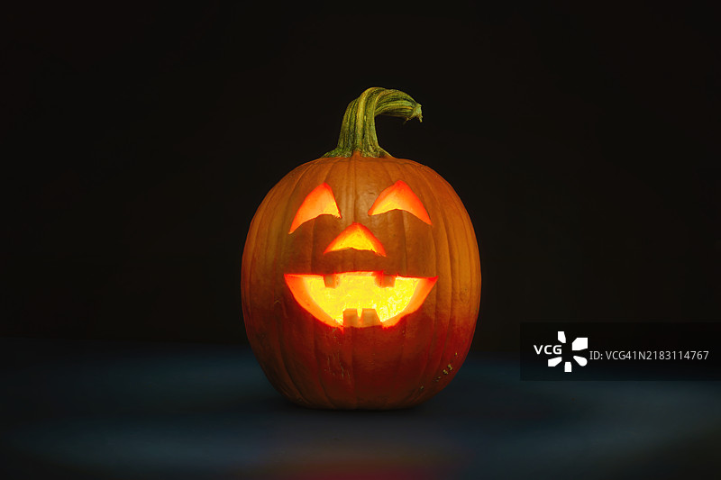 黑色背景下的南瓜灯特写，俄勒冈州科瓦利斯，美国图片素材