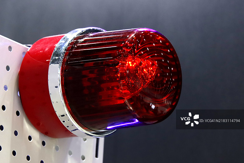 工厂内气体泄漏时出现的红色警告灯图片素材