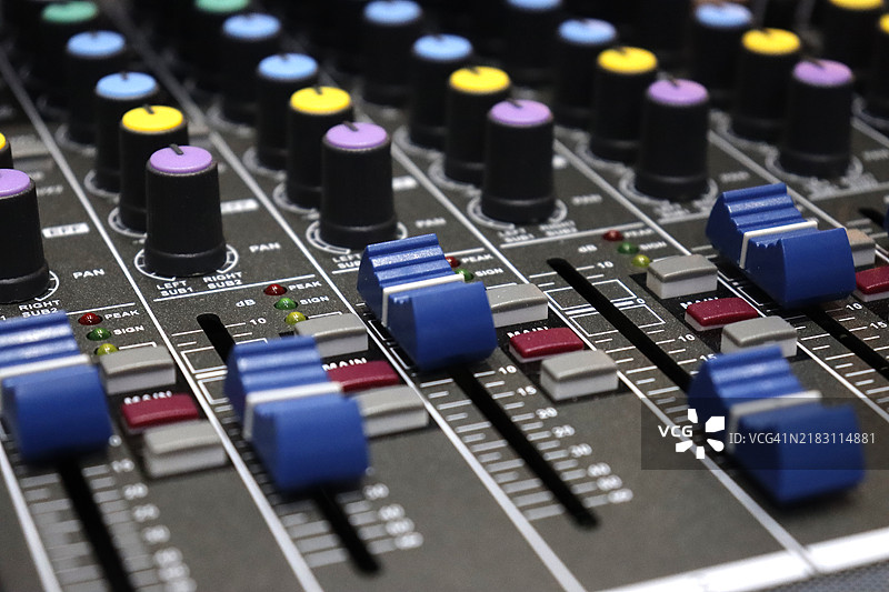 音乐制作人的录音室混音台图片素材