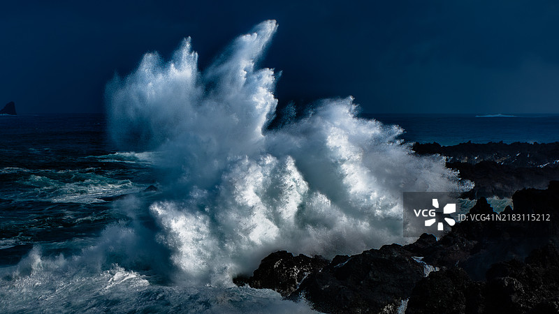 蓝天映衬下的海洋美景图片素材
