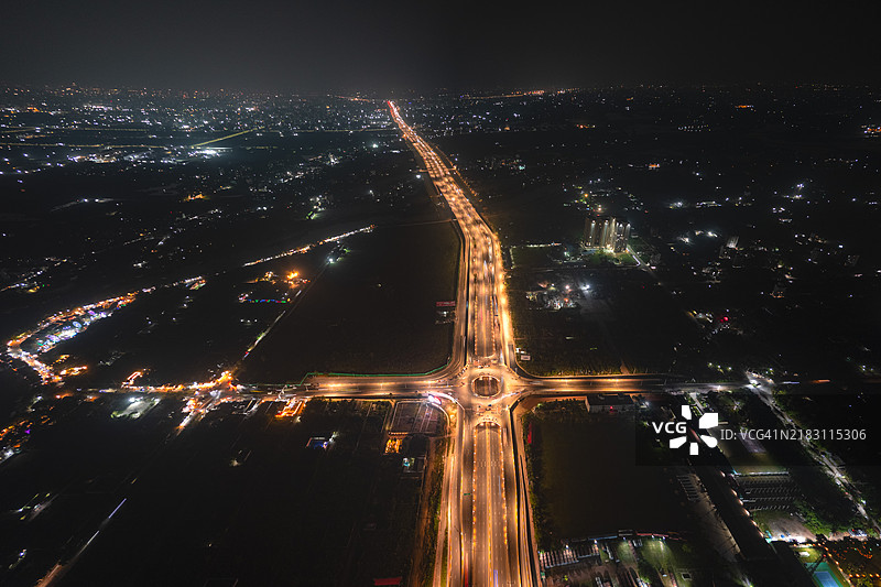 夜晚照亮的城市街道高角度视图图片素材
