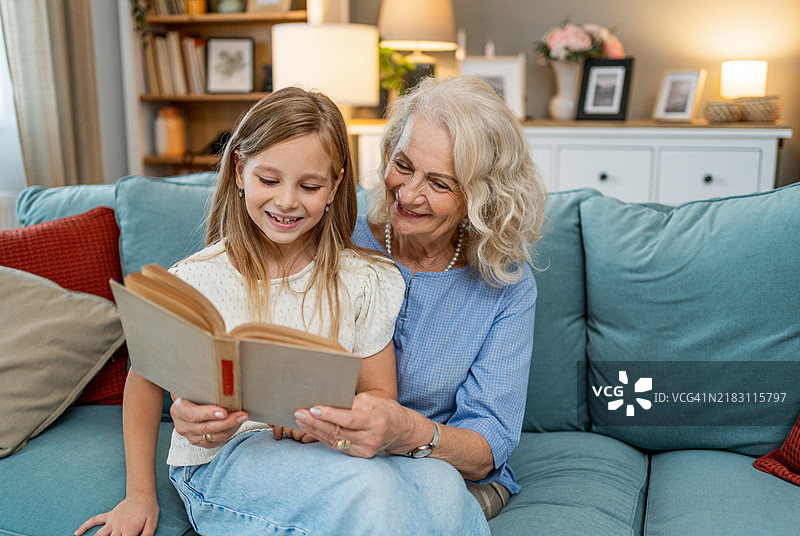 祖母与孙女一起阅读书籍图片素材