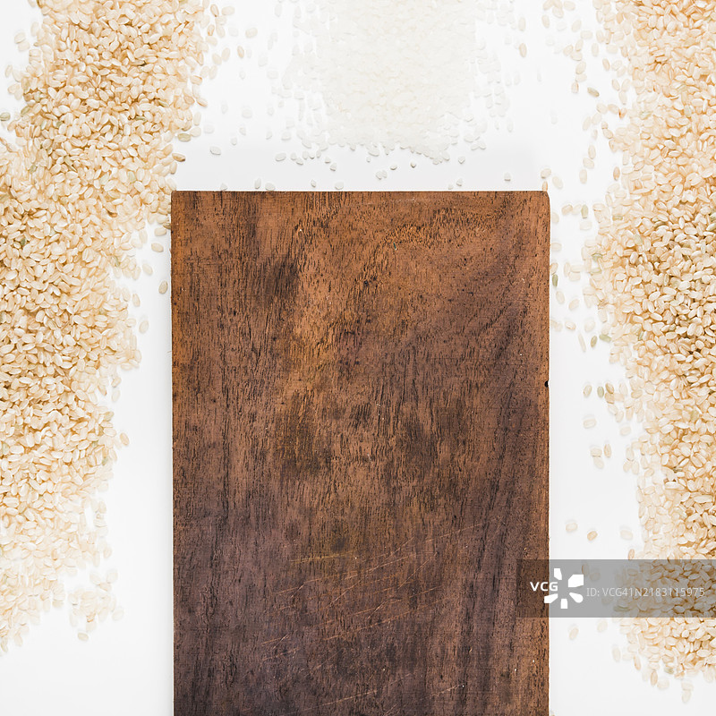 生米与木砧板图片素材