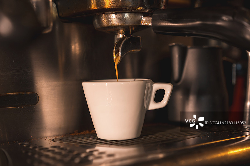 一杯准备好供顾客取用的无咖啡因咖啡白杯图片素材