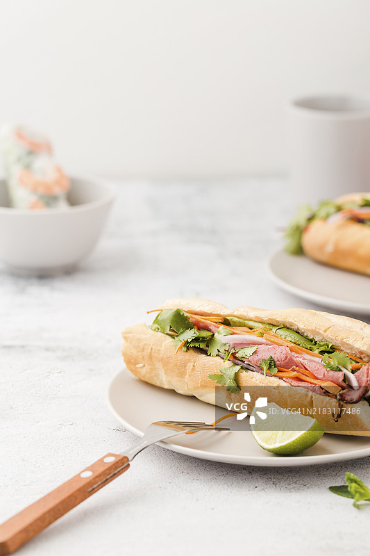 火腿三明治与叉子图片素材