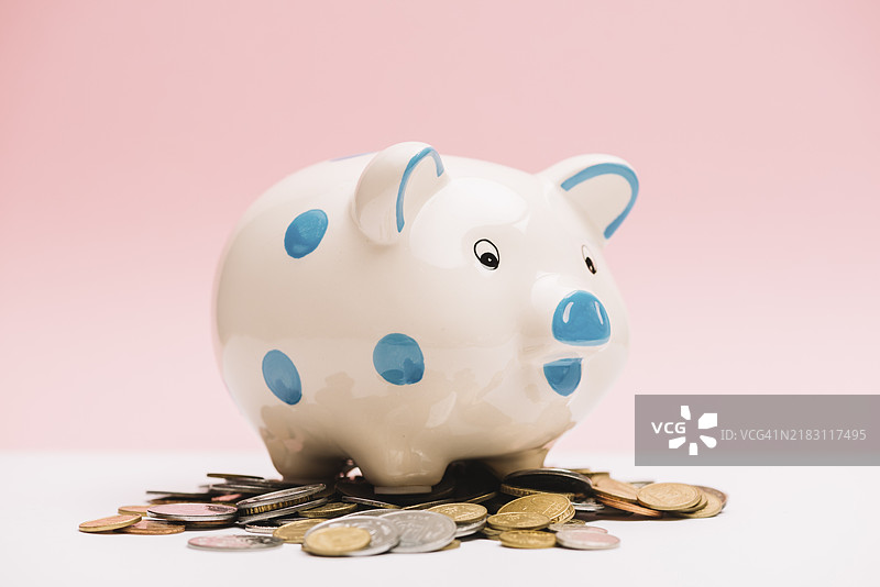 斑点陶瓷储蓄罐和硬币图片素材