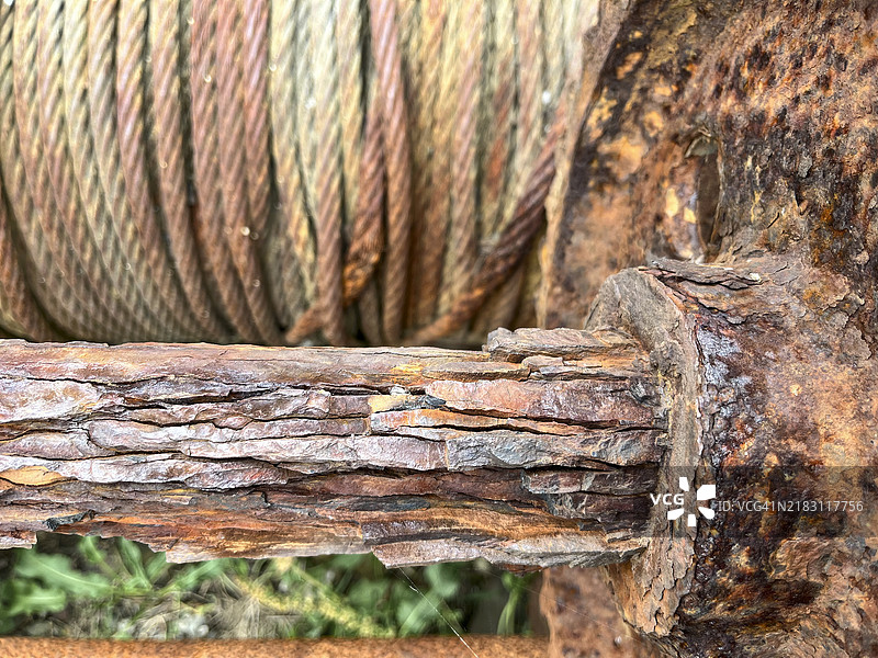 生锈的旧铁绞盘机械装置图片素材