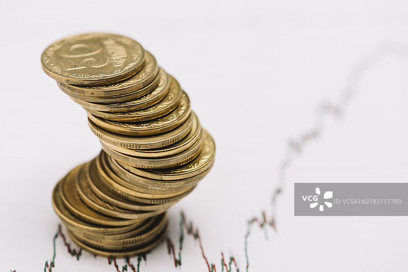 堆叠的金色硬币市场图表图片素材