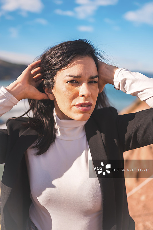 年轻的棕发女子在巴斯克地区的祖马亚海岸享受夏日午后。吉普斯夸。图片素材