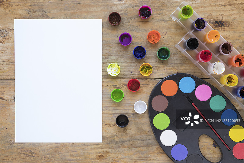 绘画文具纸的摆放图片素材