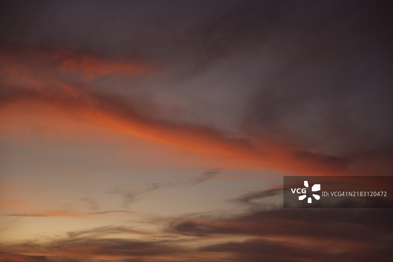 美丽的夜空云彩，带有红色的色调图片素材