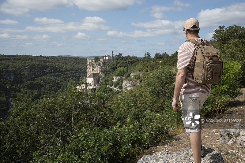 背包客欣赏全景乡村风光图片素材