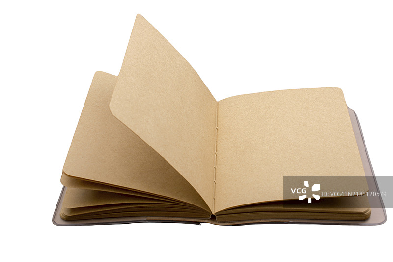 空白笔记本的电子表格页面。打开的笔记本孤立在白色背景上。图片素材