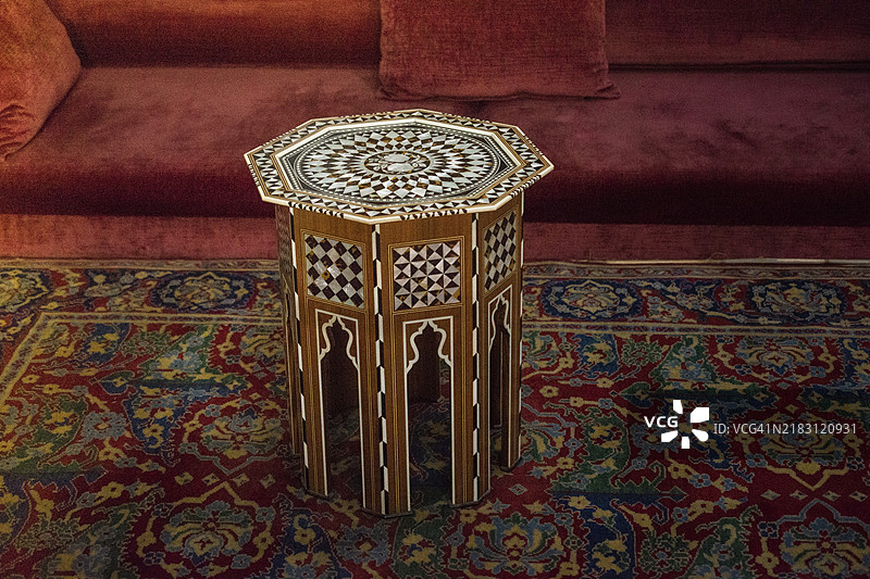 带有母贝镶嵌的奥斯曼咖啡桌图片素材