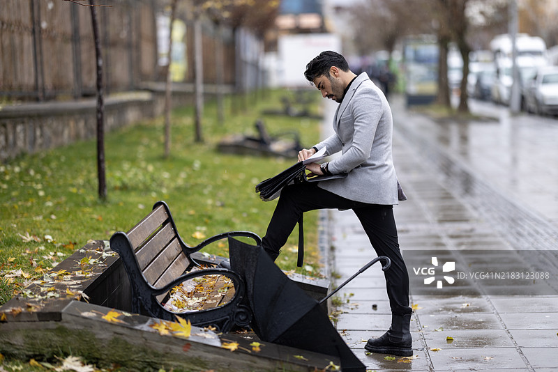 城市中雨中的商人图片素材