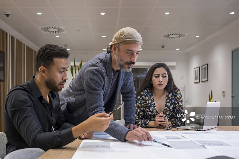 项目经理与员工在共享办公空间工作的个人资料照片，留有空白区域用于文字描述图片素材