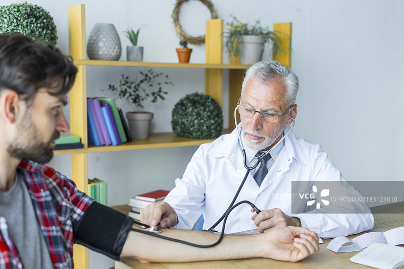 医生为年轻患者测量血压图片素材