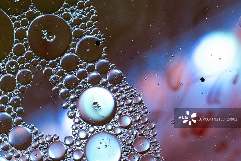 模糊背景下的抽象油泡图片素材