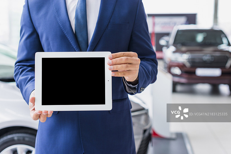 手持平板电脑的汽车销售员图片素材