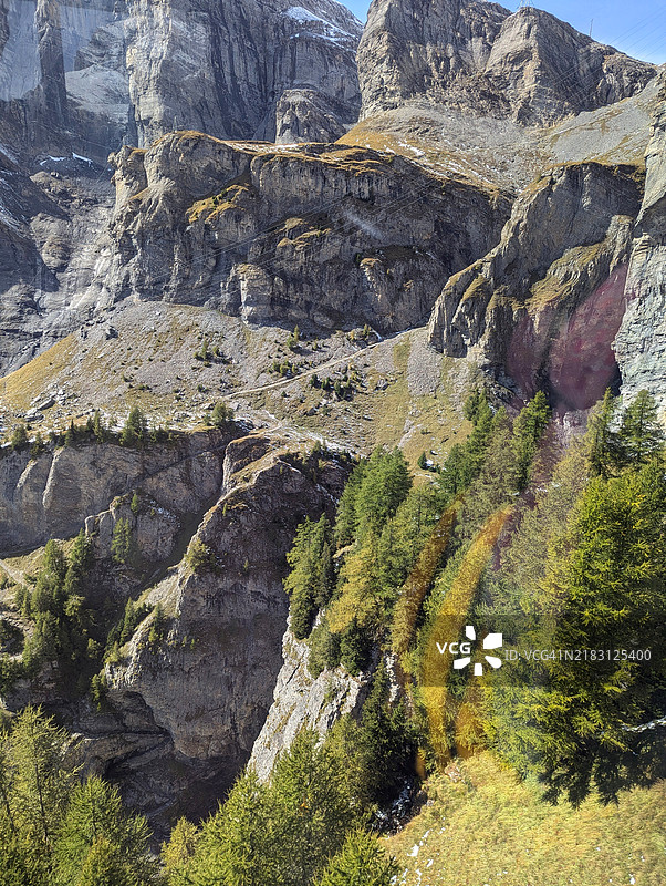 瑞士莱辛滑雪山峰上的陡峭悬崖图片素材