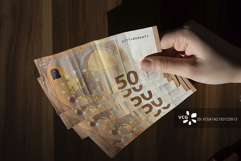 欧元纸币的背景。欧元货币的碎片部分图片素材