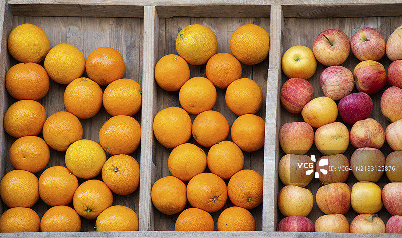 苹果和橙子作为水果组合。水果健康食品图片素材
