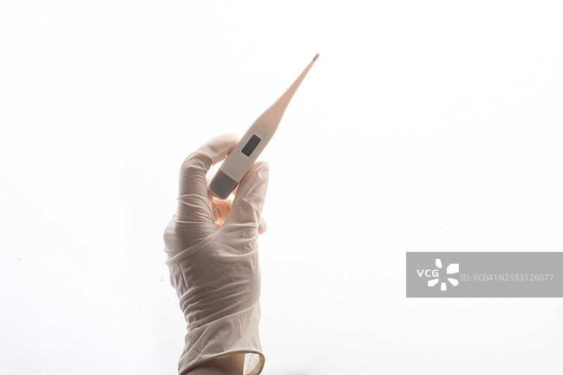 测量体温，使用温度计。全球疫情概念图片素材