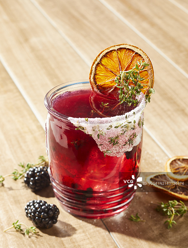 黑莓和血橙鸡尾酒放在木质表面上图片素材