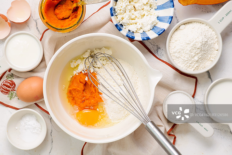 南瓜煎饼配黄油、枫糖浆和核桃，摆放在盘子上图片素材